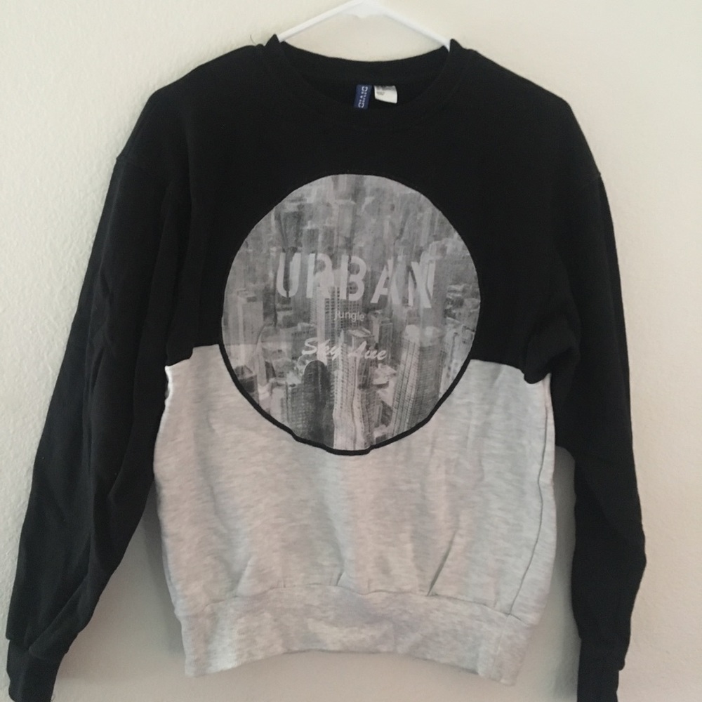 Black/White Sweatshirt with Graphic